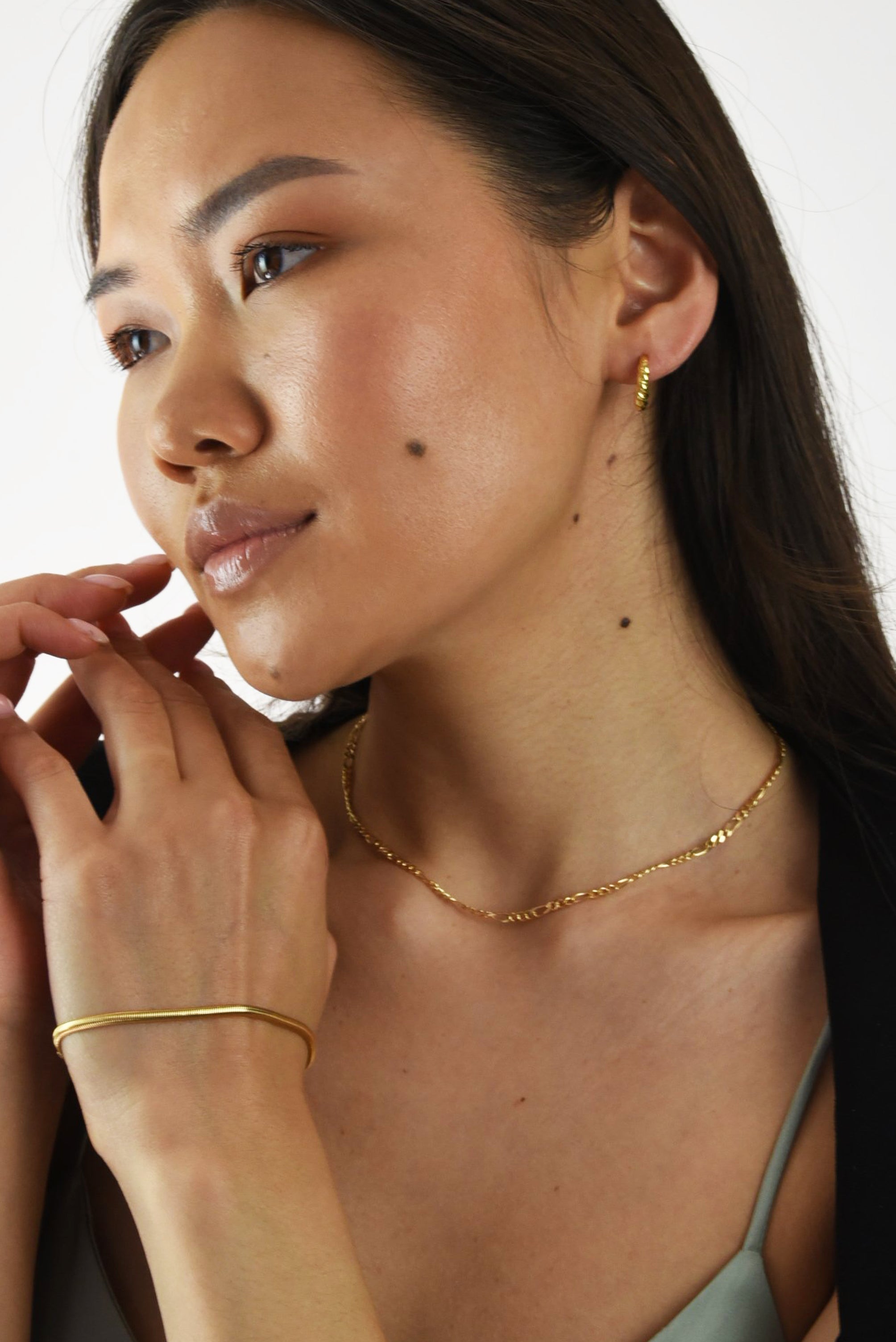 With a retro and vintage design that can take you back to the 80s and 90s. A versatile piece for layering when you stack it with other beautiful staples as well as a solid choice to wear alone. This bracelet will never tarnish with proper care. It is resistant to water or sweat, made in a thick texture of 18-karat Gold Filled. Details: 18K Gold Filled Length 18cm (7") Width 4mm Weight about 4g Hypoallergenic