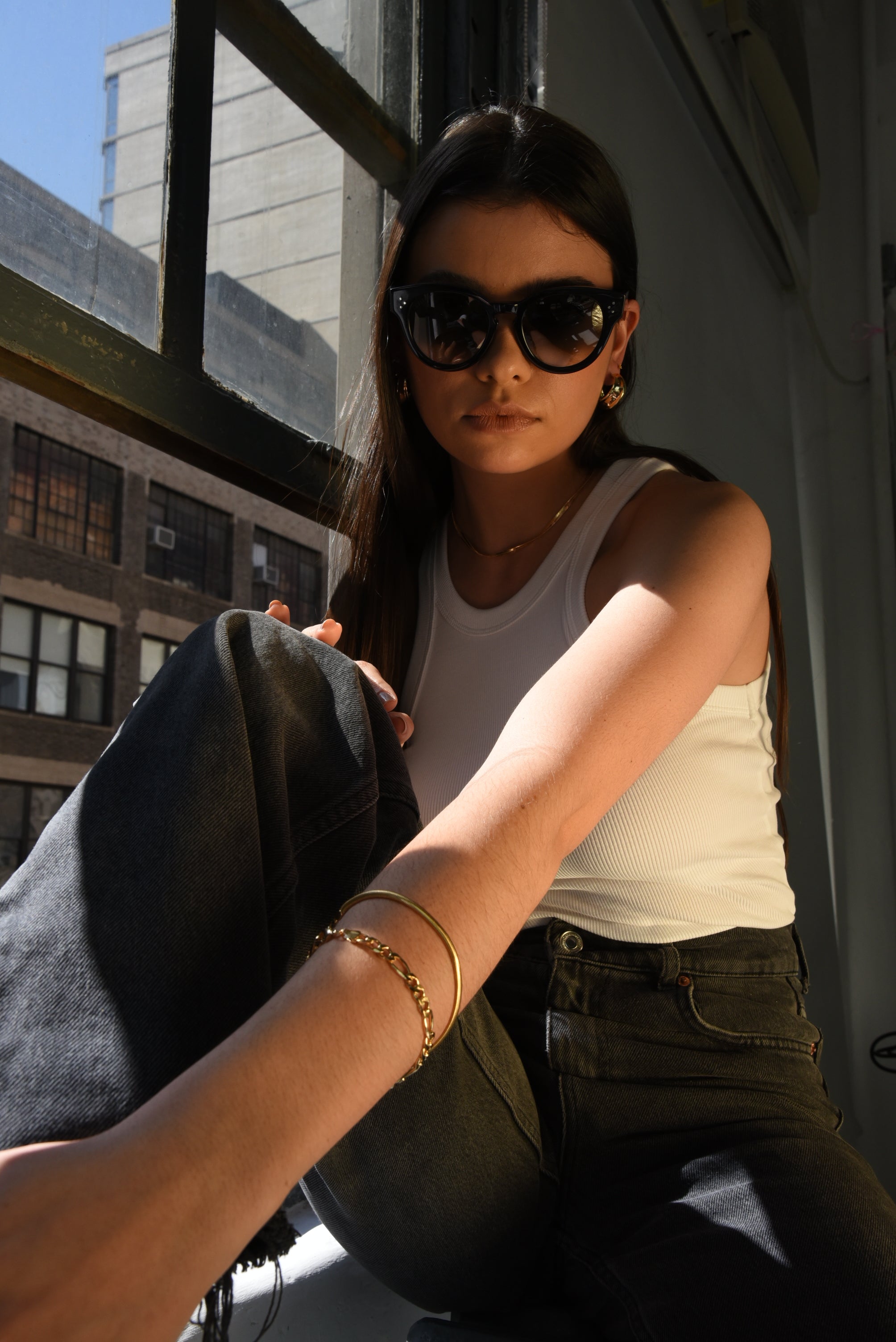 With a retro and vintage design that can take you back to the 80s and 90s. A versatile piece for layering when you stack it with other beautiful staples as well as a solid choice to wear alone. This bracelet will never tarnish with proper care. It is resistant to water or sweat, made in a thick texture of 18-karat Gold Filled. Details: 18K Gold Filled Length 18cm (7") Width 4mm Weight about 4g Hypoallergenic