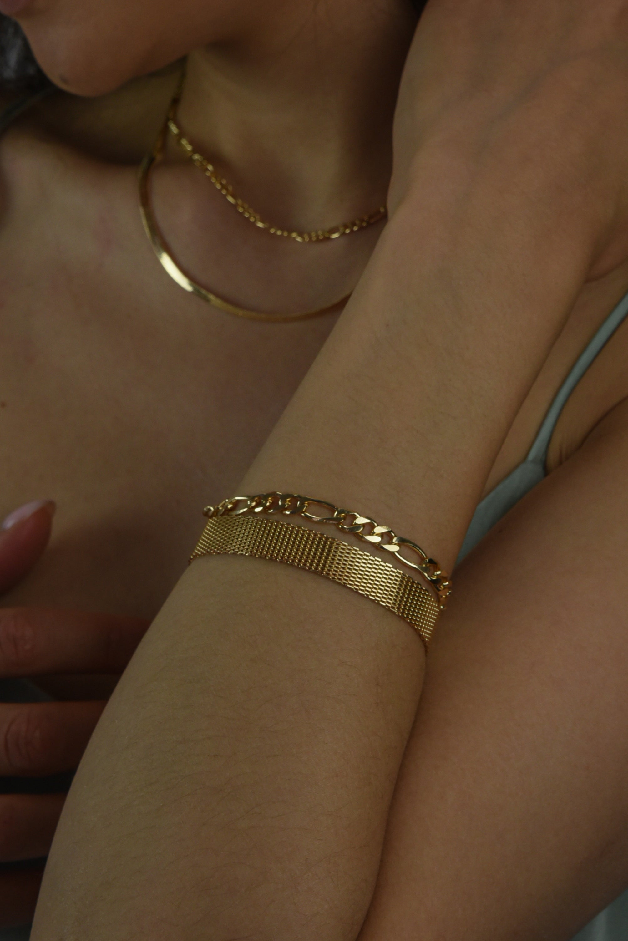 Inspired by all things of golden and vintage, this Figaro chain design is a standout and unique piece from our collections. This bracelet makes a bold statement with simplicity of a chic and retro look. This jewelry piece will never tarnish and is resistant to water or sweat.  Details:  18K Gold Filled (GF)  Length 18.5cm (7")  Width 8mm  About 12g  Hypoallergenic