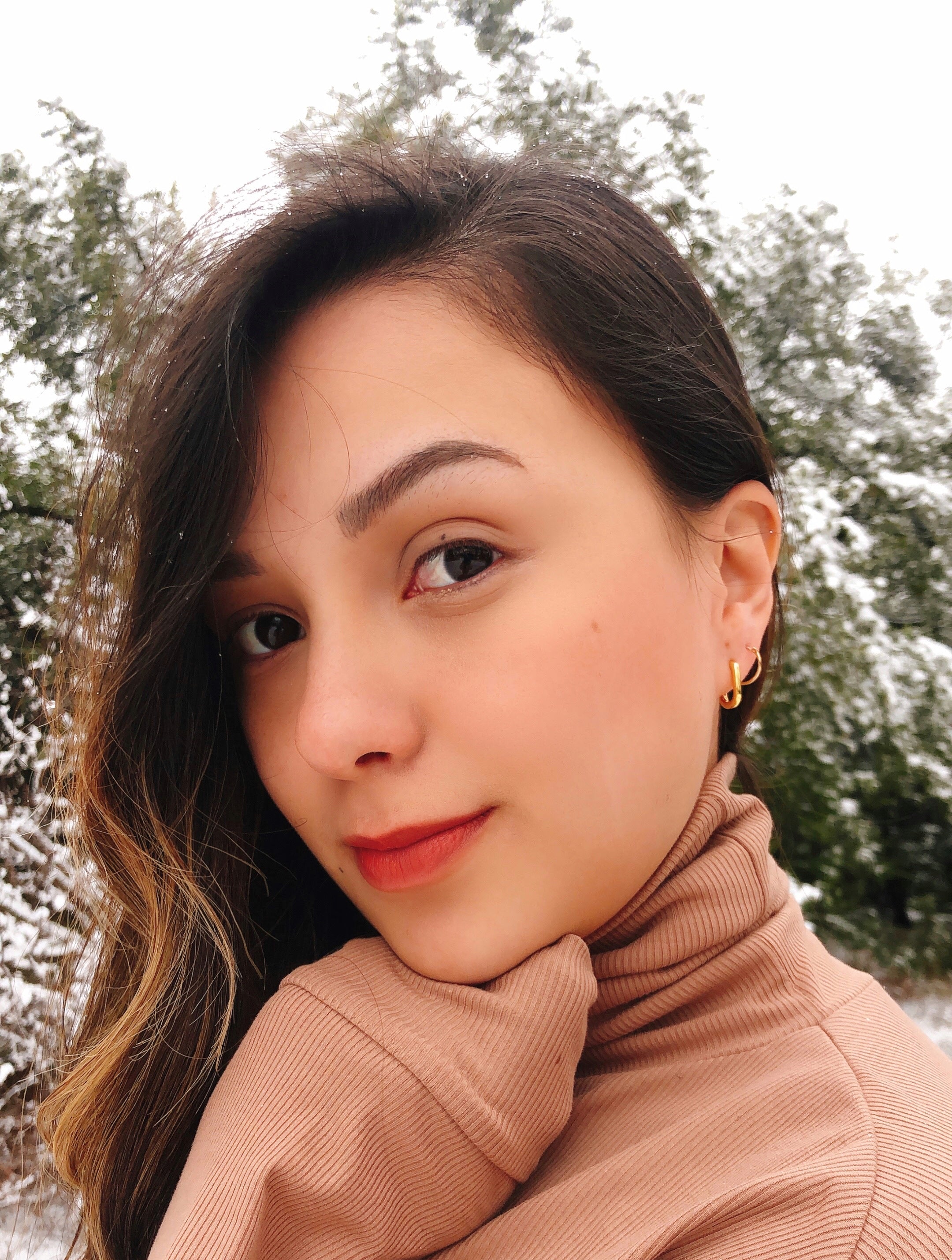 We know you got a busy Friday ahead of you, and you are looking to look flawless for work, errands, or sushi dinner. The Mini Lexington Hoops will elevate any style you choose to dress up. With a contemporary minimalist design, these oval-shaped earrings are perfect to wear alone or stacked. Available in both Gold and Silver colors.  Details:  18K Gold Plated on Silver  Made in Gold Vermeil  S 925 Sterling  L 1.5cm - W 1cm  About 2g/pair  Hypoallergenic. miramira New York