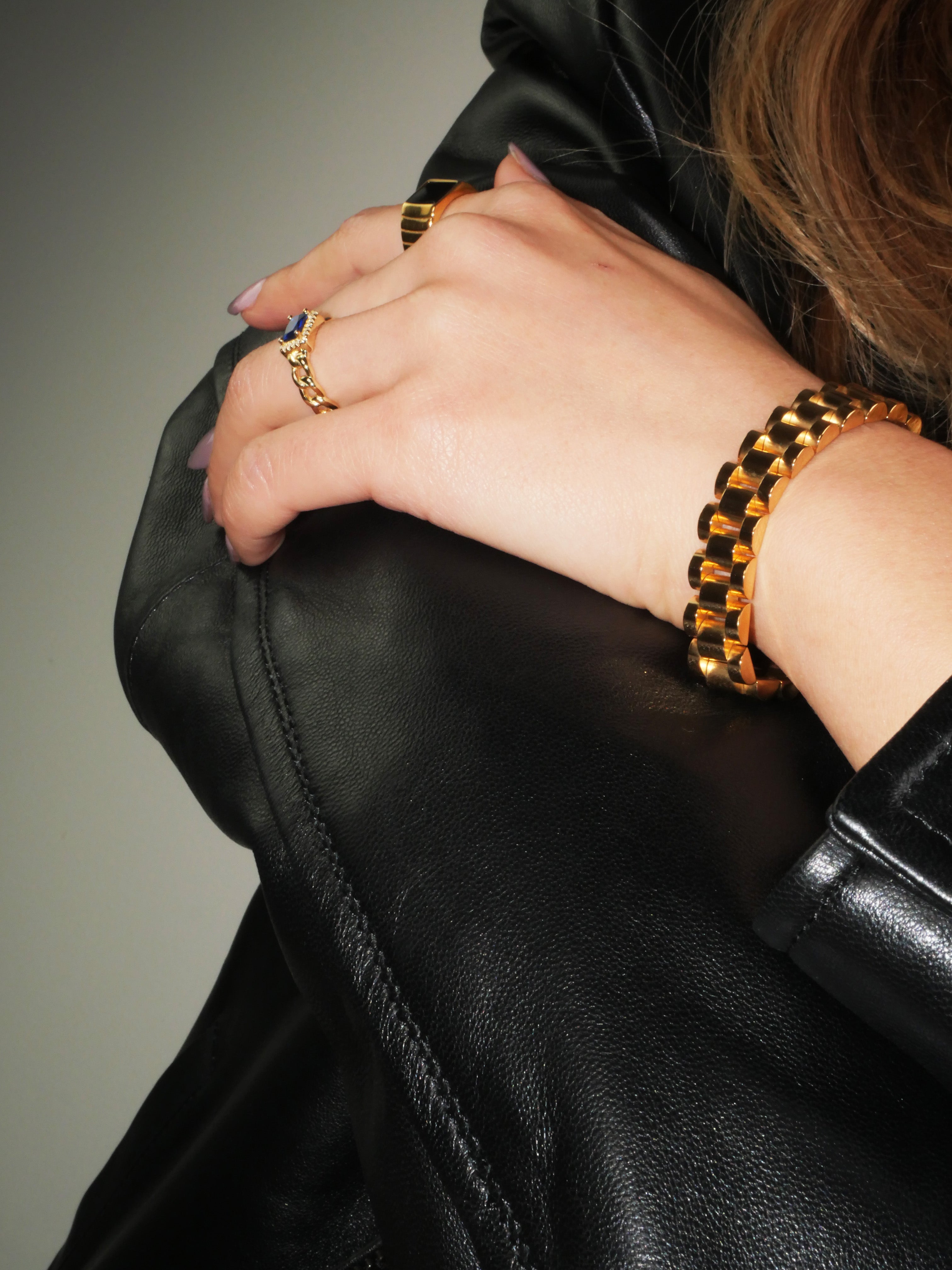 Going for a seamless elegant look? The Manhattan presidential bracelet is the perfect combination of style and craftsmanship. The epitome of a sophisticated vintage design. With an oyster link and polished bands in gold-tone stainless steel.   Details:  18K Gold Plated in Stainless Steel  Made in Stainless Steel  Length 15.5cm (6")  Length 18cm (7")  Width 10.2mm  Weight about 30g  Hypoallergenic