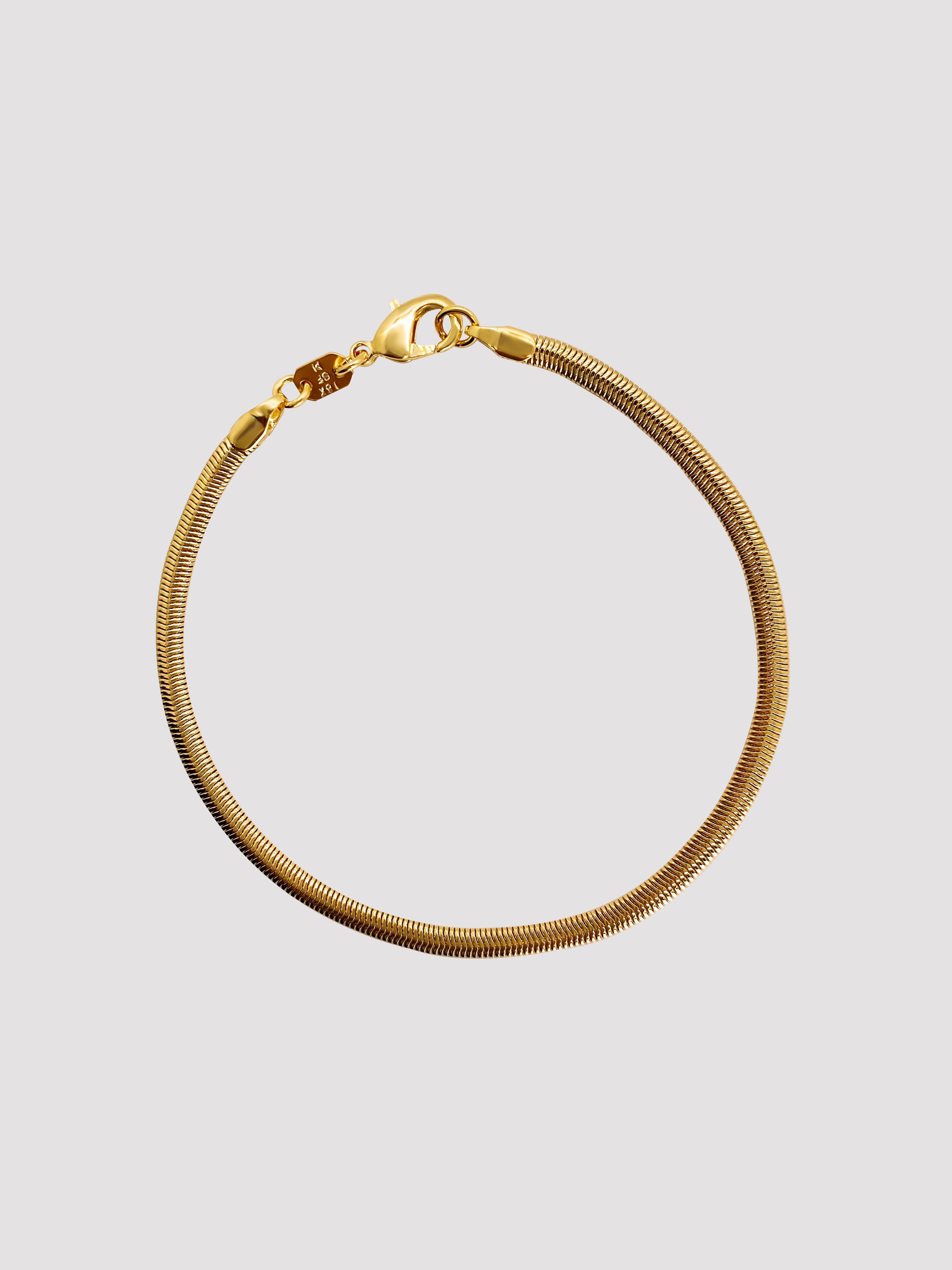 With a retro and vintage design that can take you back to the 80s and 90s. A versatile piece for layering when you stack it with other beautiful staples as well as a solid choice to wear alone. This bracelet will never tarnish with proper care. It is resistant to water or sweat, made in a thick texture of 18-karat Gold Filled. Details: 18K Gold Filled Length 18cm (7") Width 4mm Weight about 4g Hypoallergenic