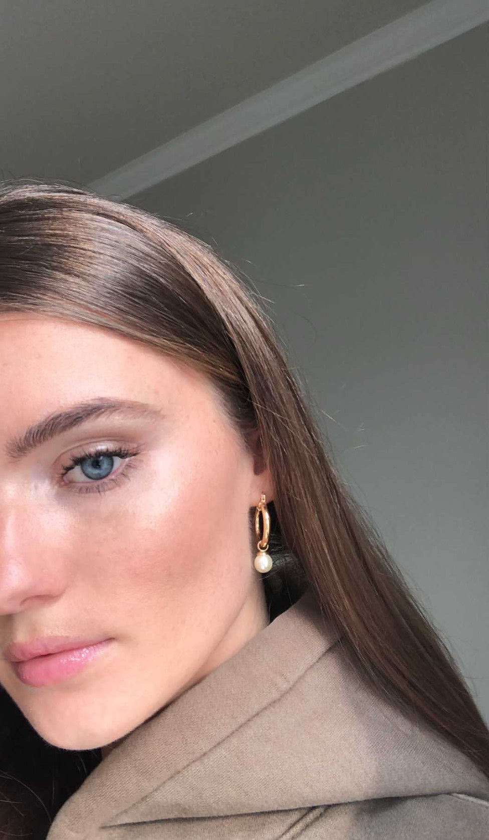 Add a sense of charm and beauty to your look when you wear the Bedford 18K Gold Filled hoops. The freshwater pearl along with the luscious gold texture will create such a unique design. Each pearl is sightly different in color and shape due to its natural origin. Details: 18K Gold Filled Freshwater Pearl About 3g/pair Hypoallergenic. miramira New York