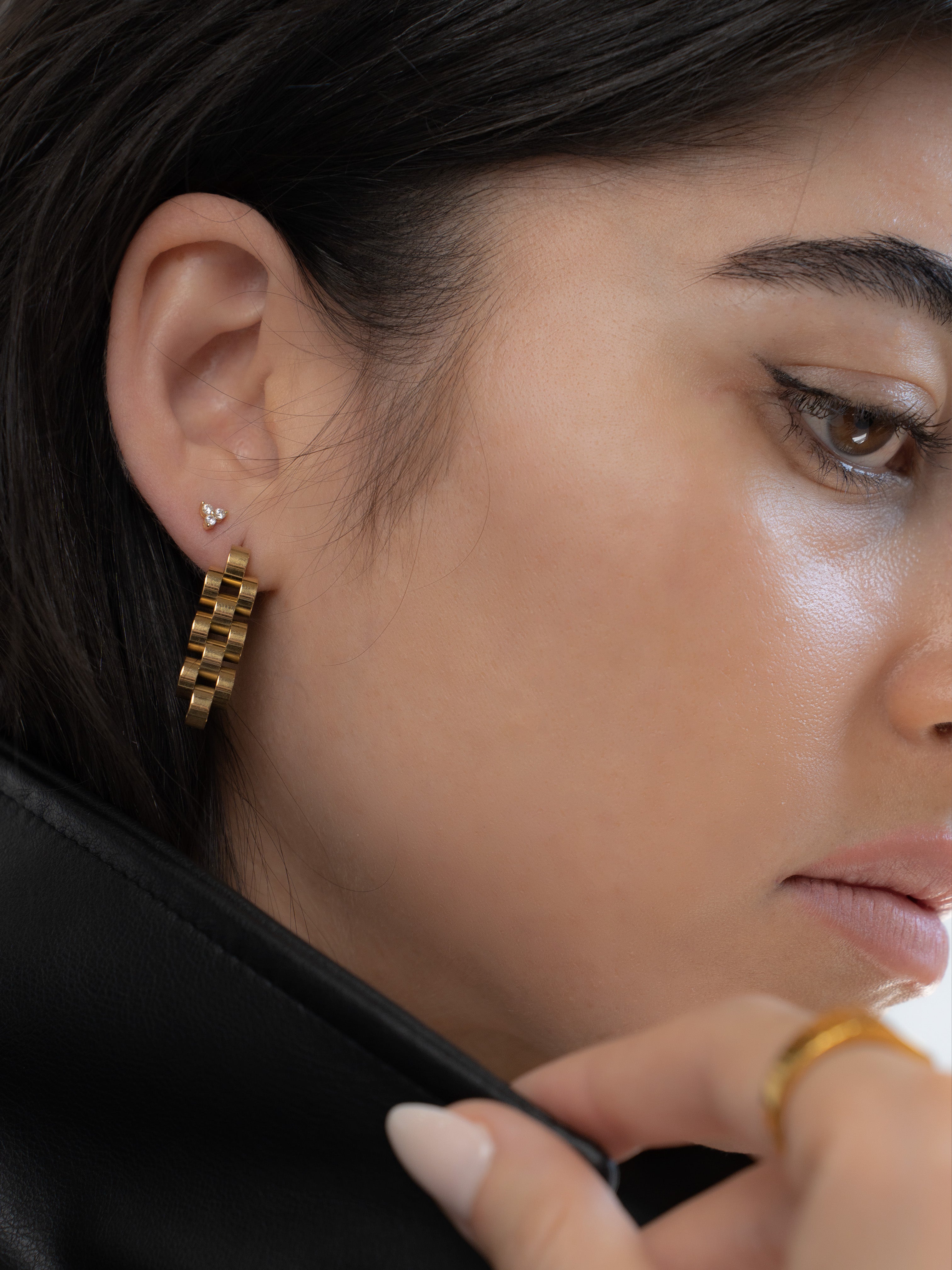 Our Manhattan Chain Earrings are your answer to timeless vintage style jewelry and a perfect accessory for any outfit or style. The elegant and sophisticated design of gold earrings brings out everyone’s true elegance, and the minimalist yet the detailed design of the luxury of New York fashion anywhere.   Details:  Made in 18k gold plated on stainless steel   Length 3 cm - Width 1cm  Weight 7g/pair