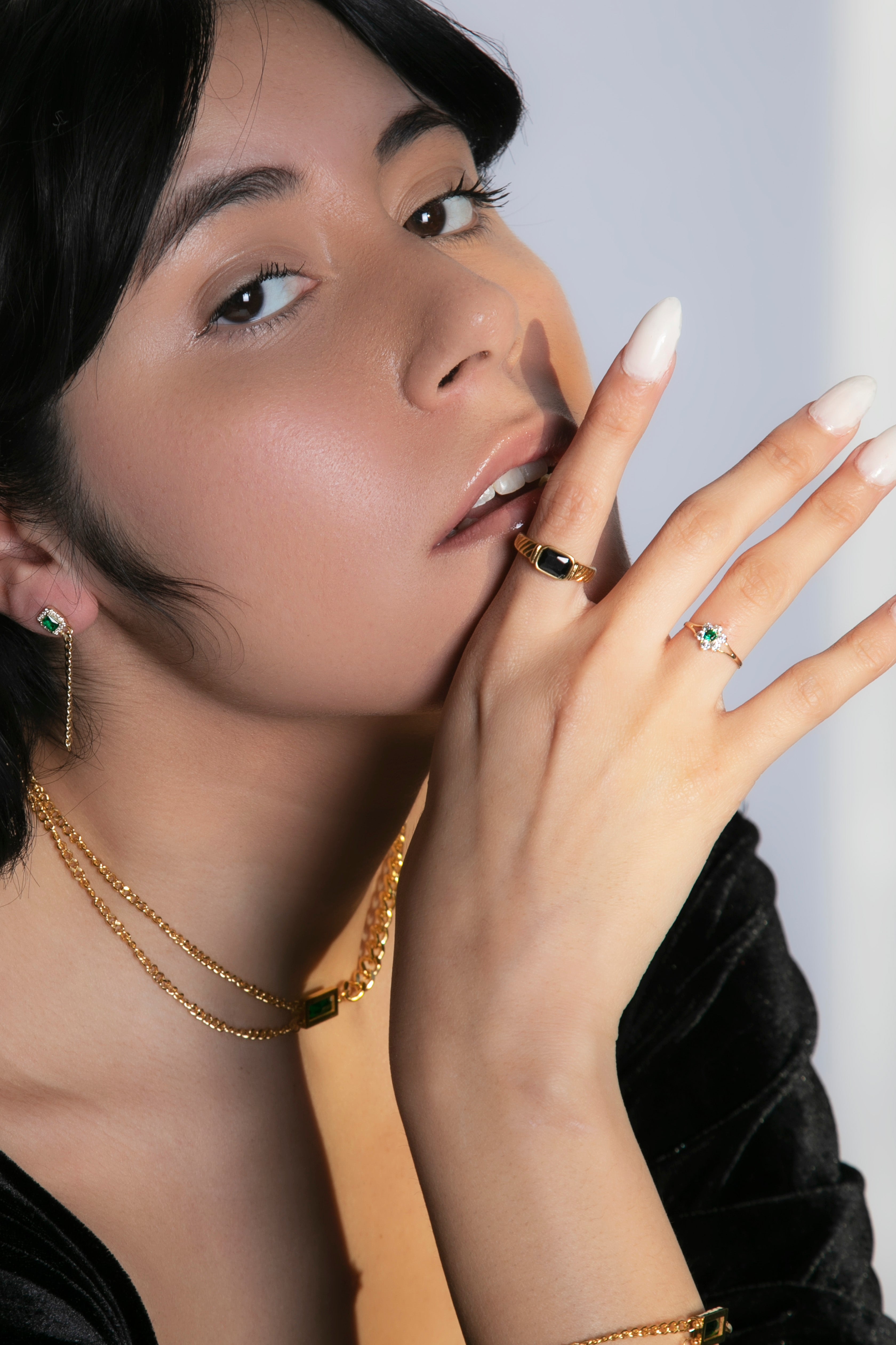 You need to add this beautiful vintage ring to your jewelry rotation immediately. Dressy enough for a night out with your gals. Classic enough to evaluate your everyday look. Either way It's a bold complement to your attire. The Broadway Gold Ring brings the best out of both West & East Houston signet rings. Details: 18K Gold Plated on Stainless Steel Made in Stainless Steal Stone: Black Onyx Available in US ring sizes: 6, 7, 8. Dimensions: Surface Width mm Weight about g