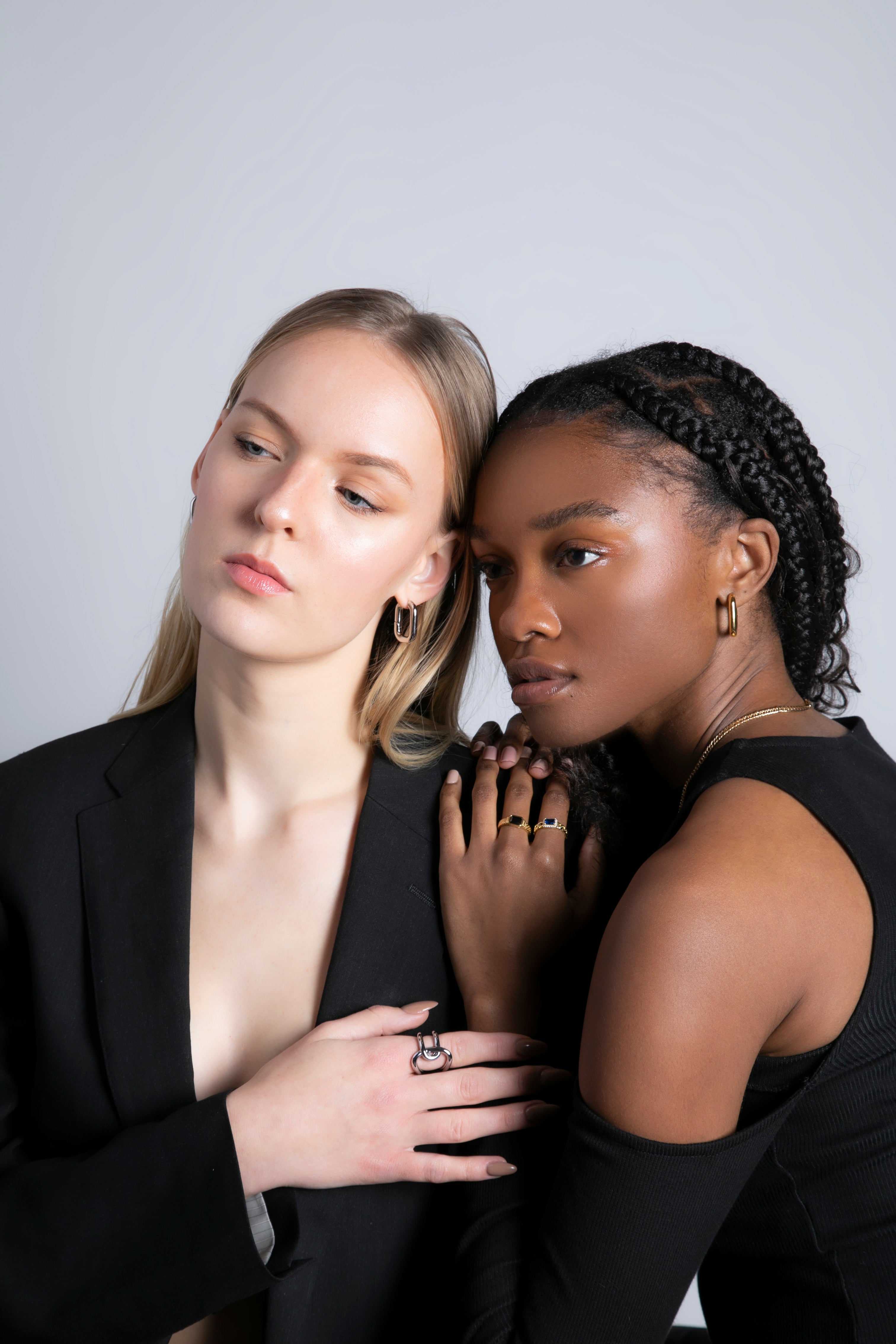 You need to add this beautiful vintage ring to your jewelry rotation immediately. Dressy enough for a night out with your gals. Classic enough to evaluate your everyday look. Either way It's a bold complement to your attire. The Broadway Gold Ring brings the best out of both West & East Houston signet rings. Details: 18K Gold Plated on Stainless Steel Made in Stainless Steal Stone: Black Onyx Available in US ring sizes: 6, 7, 8. Dimensions: Surface Width mm Weight about g