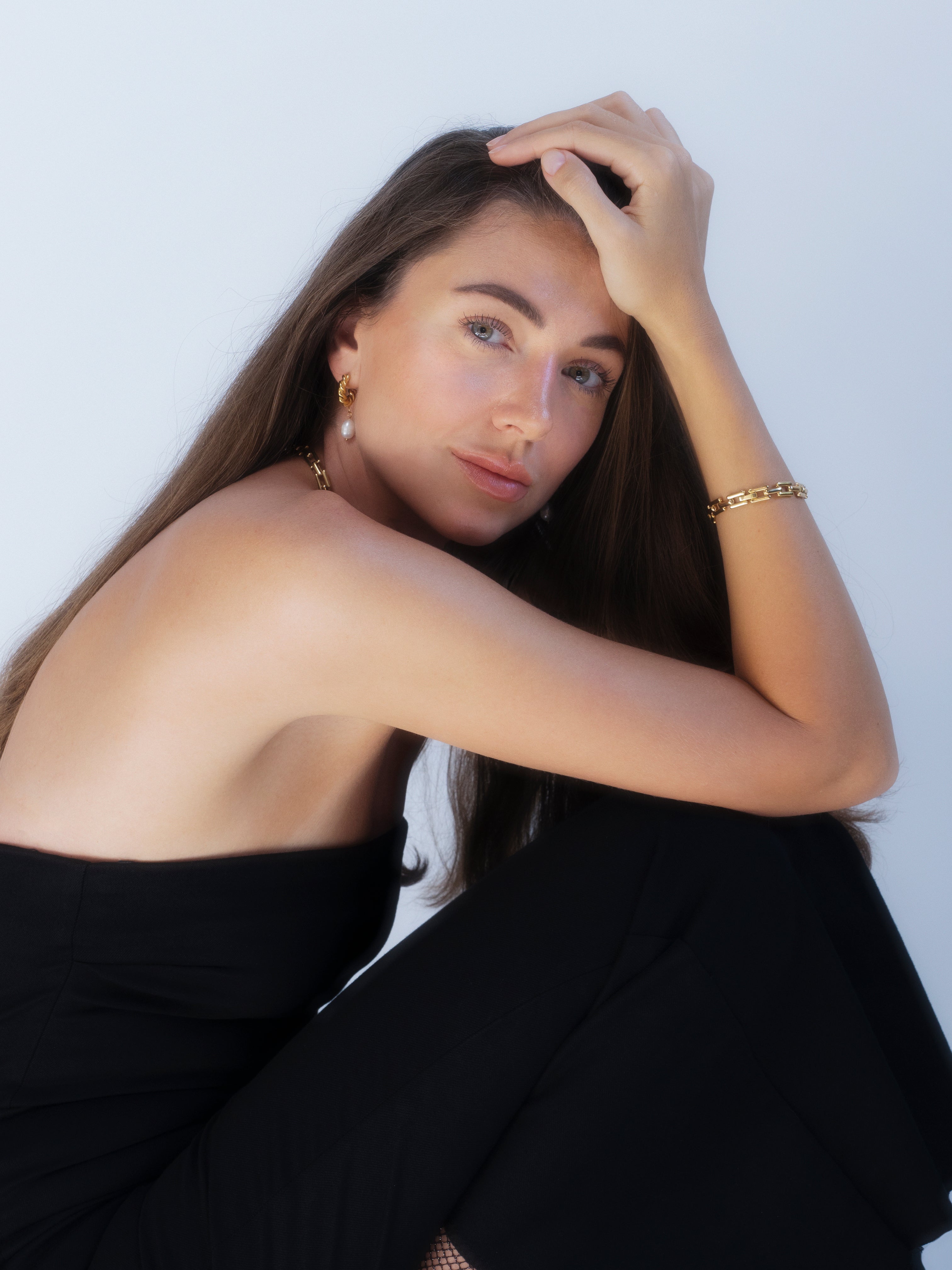 Why Simple Jewelry Makes You Look More Expensive