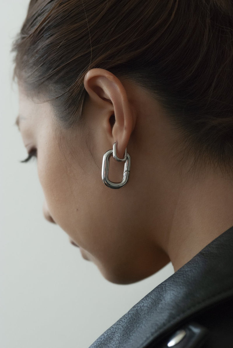 Our Lexington Mini Hoops earrings are perfect for everyday wear. Crafted from recycled s925 sterling silver and oval-shaped for a minimalist look, they are versatile and unisex. Add a timeless touch to your style with these chic earrings.