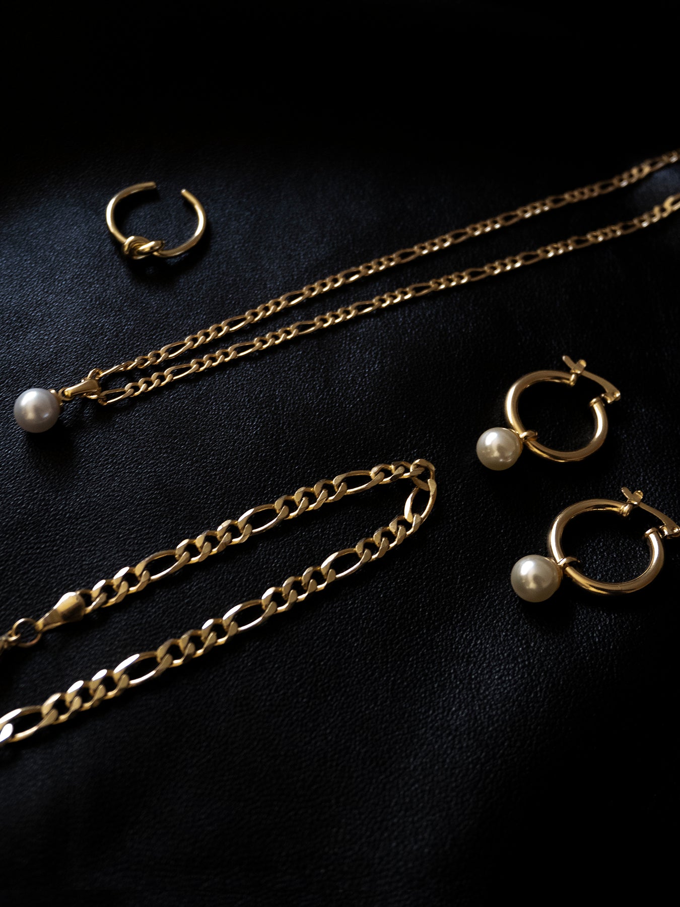 The perfect set of accessories you need right now to start your jewelry collection. Four pieces are included in this set. We are all about Pearls for this sensational arrangement, which features the Bedford Hoops and the Figaro freshwater pearl necklace. Moreover, the Roseville ring included will give you a breeze of simplicity, and do not forget the Figaro bracelet as the final piece to this arrangement. This set arrives beautifully boxed and ready for giving.