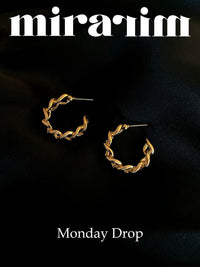 With a cross twist of minimalism, this beautiful pair of earrings is one of the eras. A classic yet fabulous accessory made for everyday comfort and style. The piece you are looking to add to your collection. You can wear it alone or with the Chelsea gold twist ring to elevate your look.  Details:  18K Gold Plated Recycle Brass  L 2.5cm - W 0.6cm  About 10g/pair  Hypoallergenic. miramira New York