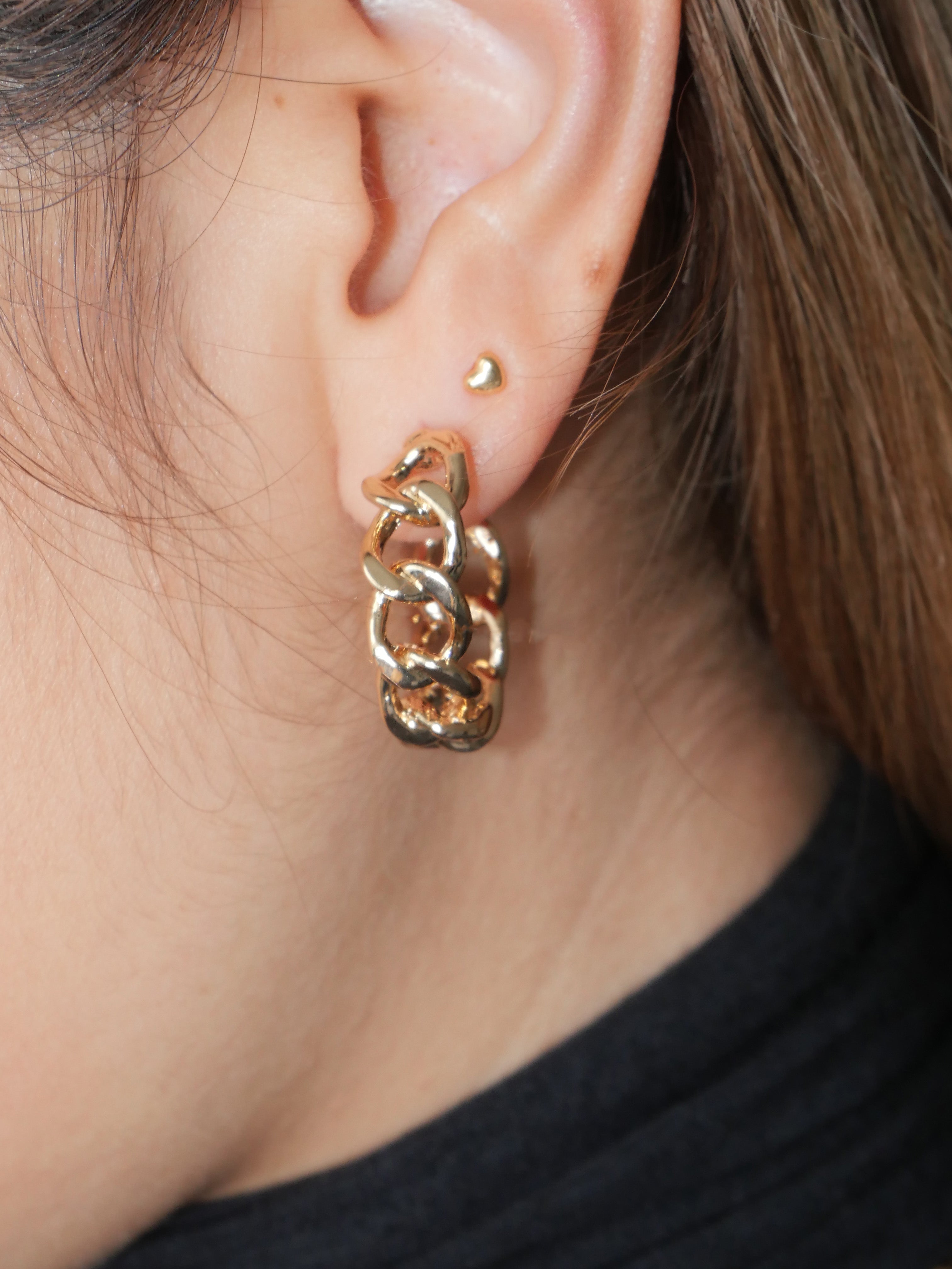 With a cross twist of minimalism, this beautiful pair of earrings is one of the eras. A classic yet fabulous accessory made for everyday comfort and style. The piece you are looking to add to your collection. You can wear it alone or with the Chelsea gold twist ring to elevate your look.  Details:  18K Gold Plated Recycle Brass  Length 2.5cm - Width 0.6cm  Weight about 10g/pair  Hypoallergenic