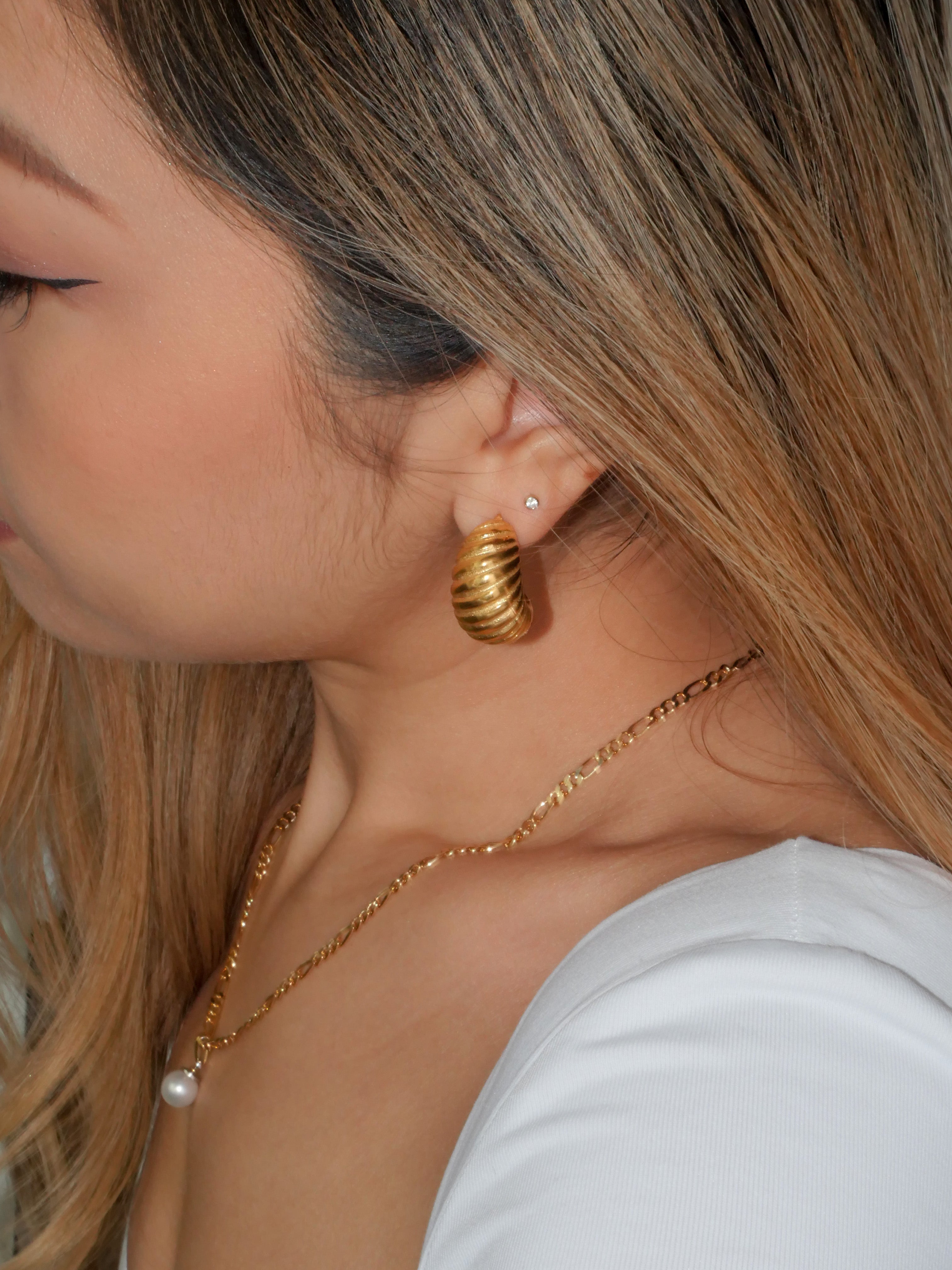 Add an effortless Parisian charm to your look with the Chunky Croissant Gold Hoops. These statement earrings are crafted from 18k gold plated metal, making them strong and durable without compromising on style. Let your inner fashionista shine!  Details:  18K Gold Plated on Stainless Steel  Made in Stainless Steel  Length 2.5cm - Width 2.5cm  Diameter Width 20mm  Weight about 17g/pair  Hypoallergenic