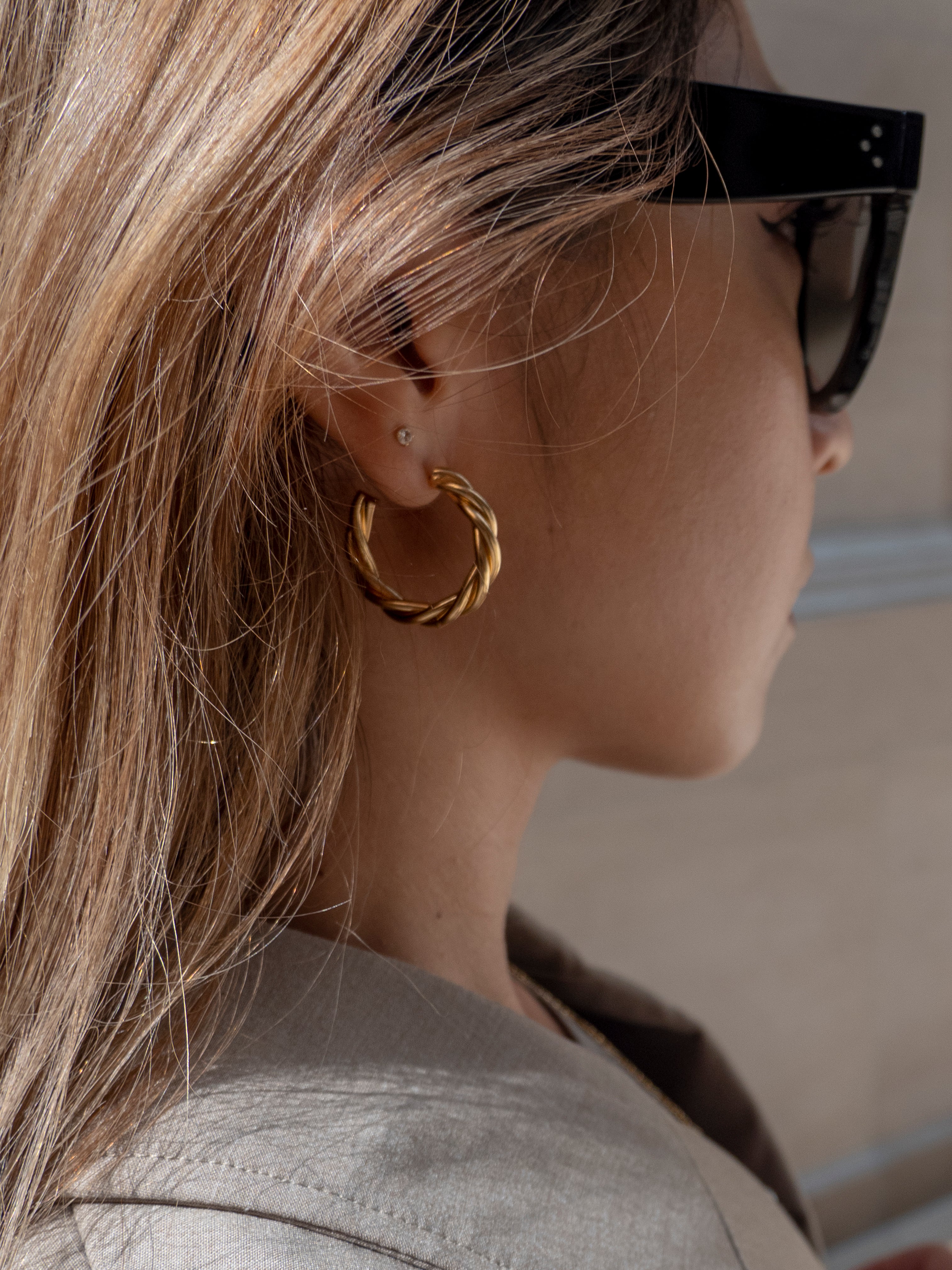 City-cool style, the perfect pair of gold hoop earrings to do glam in a modern-sleek way. Believe us - you will want to wear it with everything. Made in 18K Gold-Filled. Your go-to piece for date night or a boozy brunch.   Details:  18K Gold Filled   Made in Gold Filled  Length cm - Width cm  Diameter Width mm  Weight about g/pair  Hypoallergenic 
