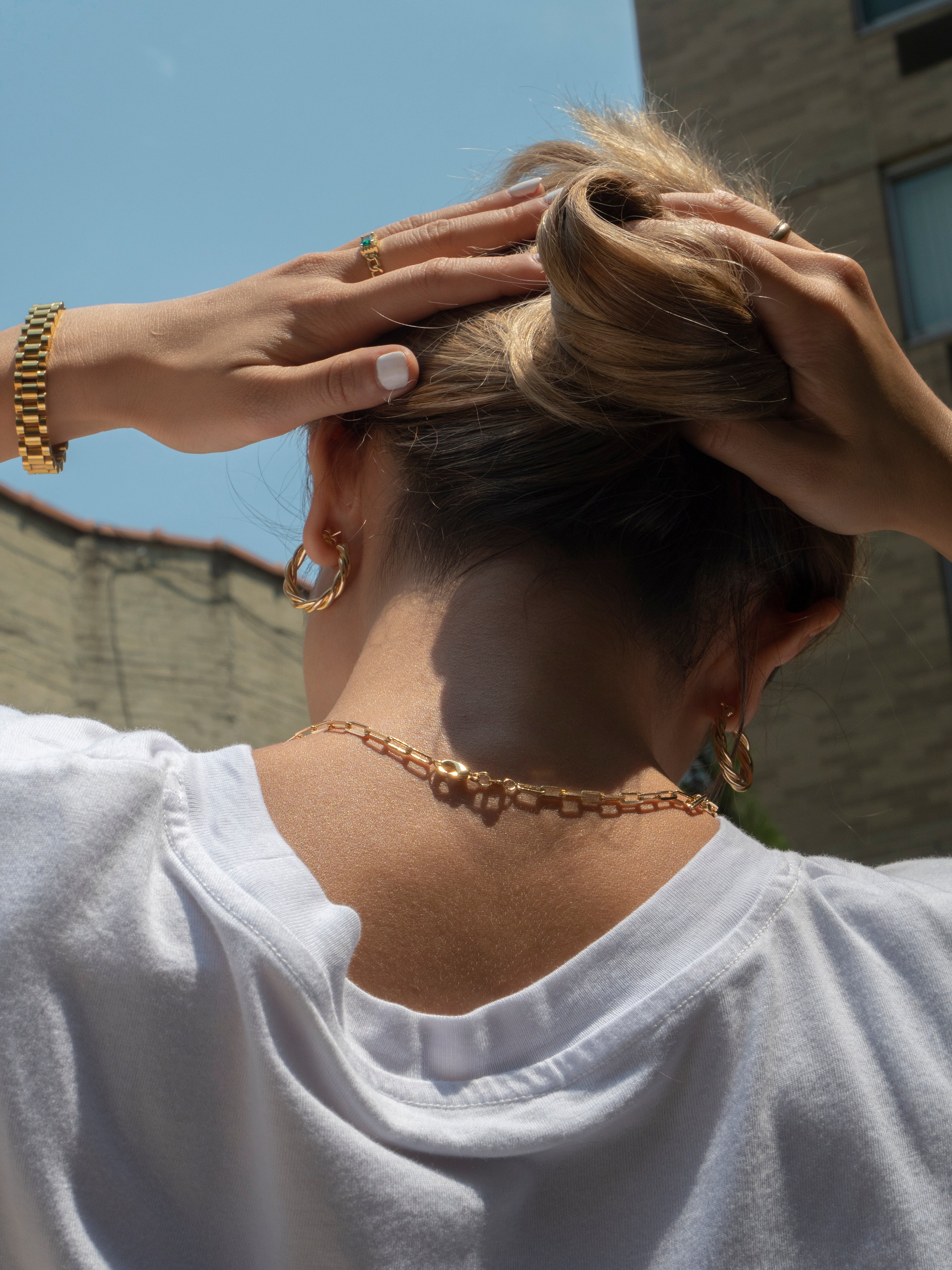 City-cool style, the perfect pair of gold hoop earrings to do glam in a modern-sleek way. Believe us - you will want to wear it with everything. Made in 18K Gold-Filled. Your go-to piece for date night or a boozy brunch.   Details:  18K Gold Filled   Made in Gold Filled  Length cm - Width cm  Diameter Width mm  Weight about g/pair  Hypoallergenic 