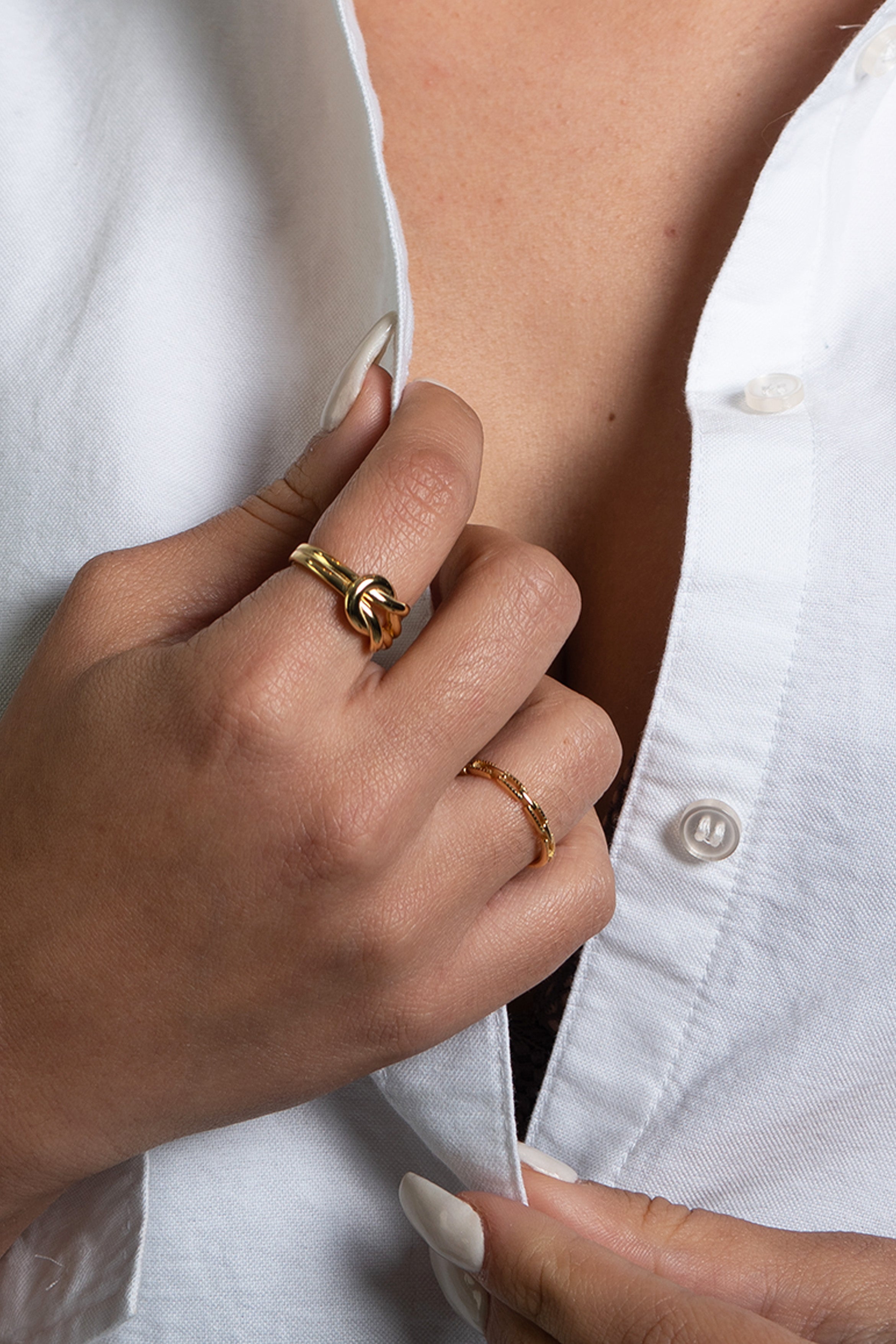 Do you know what you are missing from your everyday rotation? This dainty ring makes you look sassy yet subtle. The details of the chain link design create an edgy statement for your outfit. 