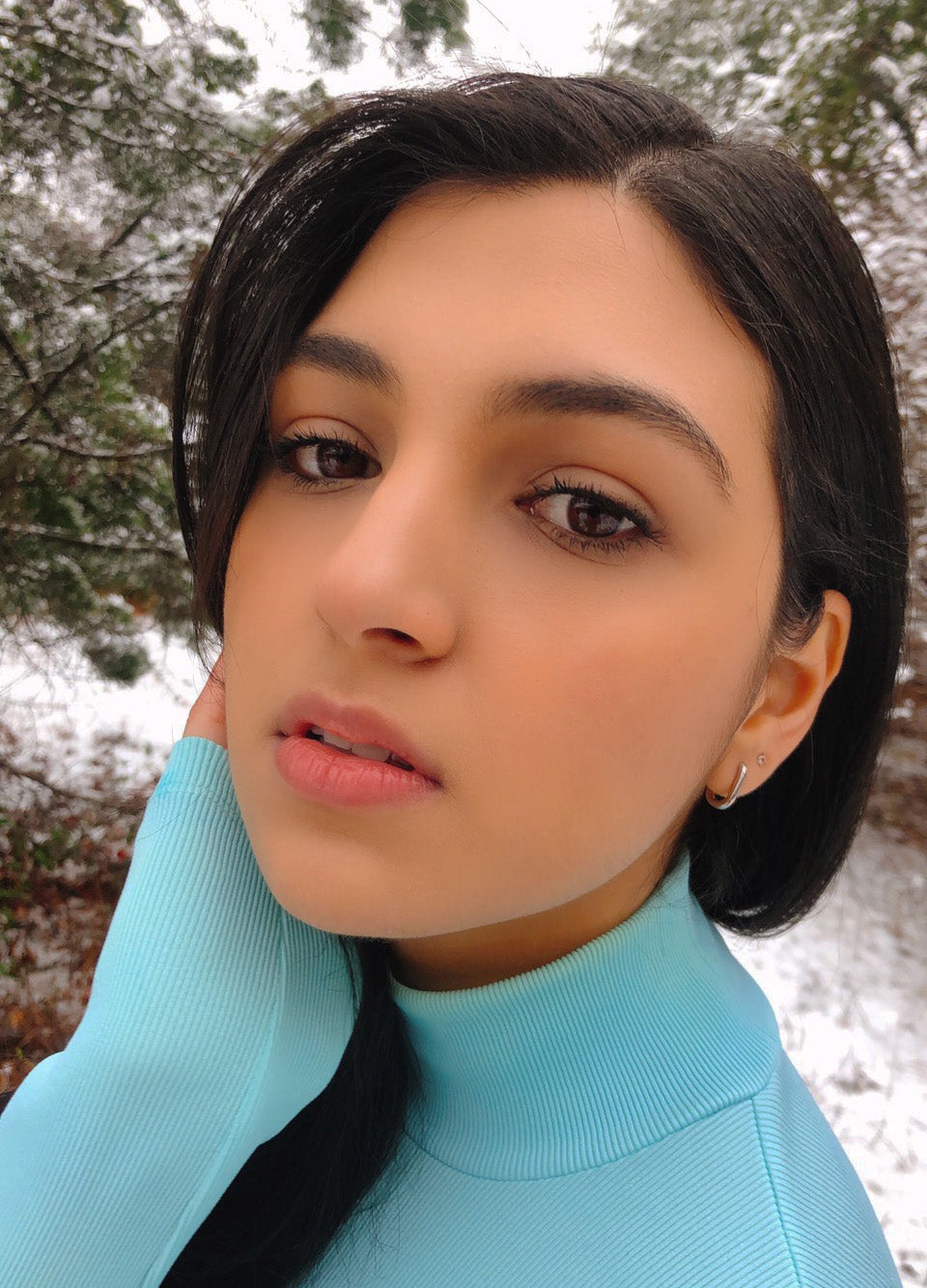 We know you got a busy Friday ahead of you, and you are looking to look flawless for work, errands, or sushi dinner. The Mini Lexington Hoops will elevate any style you choose to dress up. With a contemporary minimalist design, these oval-shaped earrings are perfect to wear alone or stacked. Available in both Gold and Silver colors.