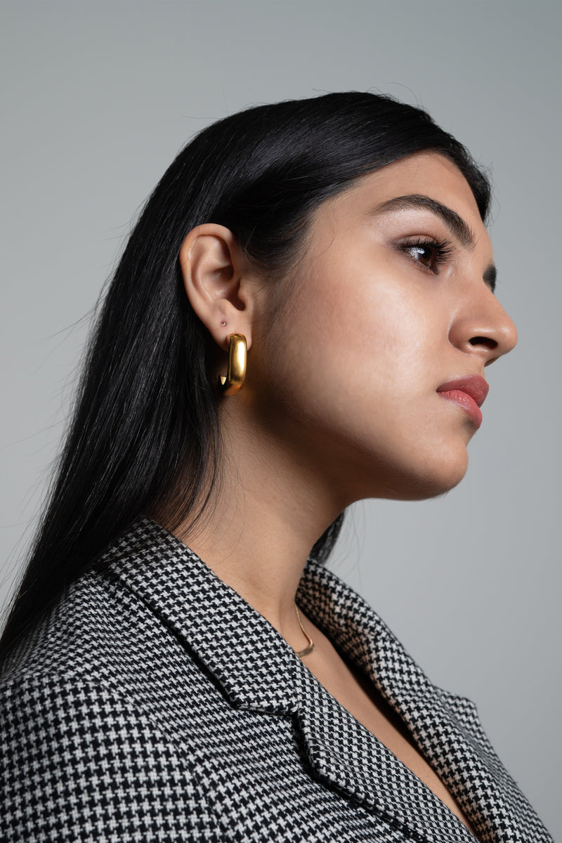 With the semi-square design, these elegant simple gold hoops are perfect for a night out with your friends. A staple piece to your jewelry collection. These classic pair of earrings will add instant polish to your ear game. 