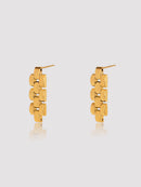 Our Manhattan Chain Earrings are your answer to timeless vintage style jewelry and a perfect accessory for any outfit or style. The elegant and sophisticated design of gold earrings brings out everyone’s true elegance, and the minimalist yet the detailed design of the luxury of New York fashion anywhere.   Details:  Made in 18k gold plated on stainless steel   Length 3 cm - Width 1cm  Weight 7g/pair