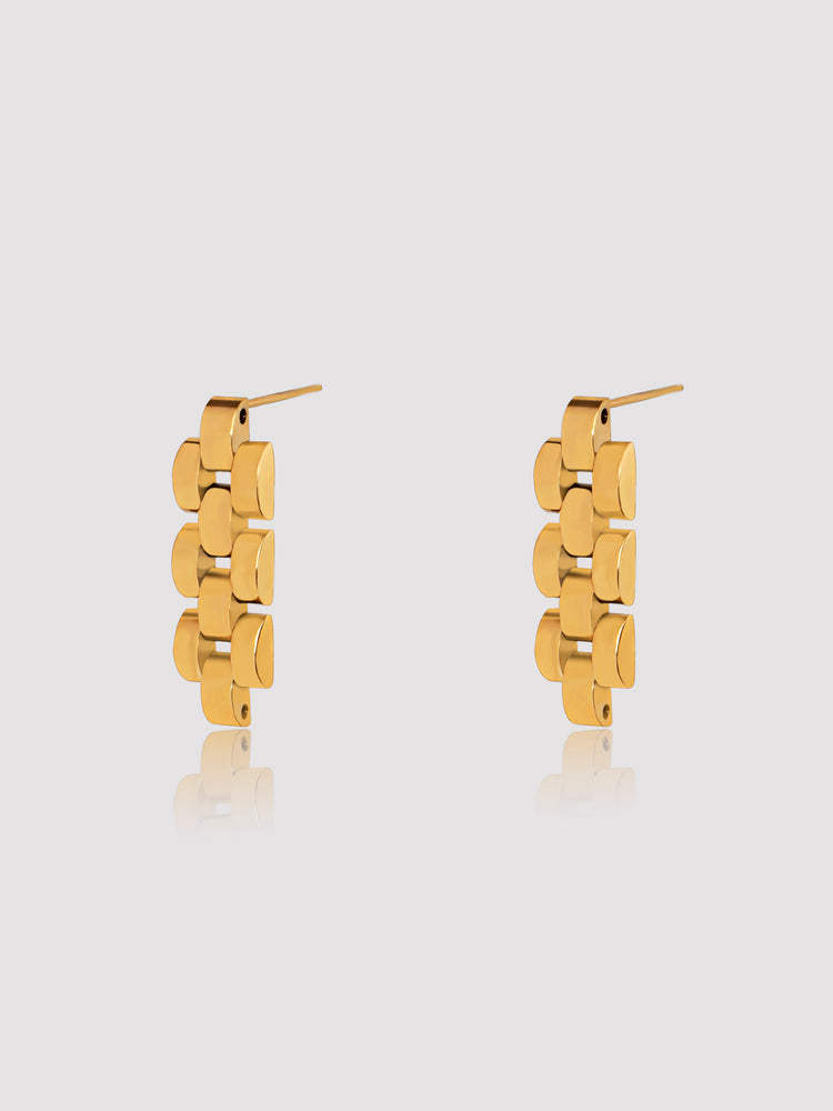 Our Manhattan Chain Earrings are your answer to timeless vintage style jewelry and a perfect accessory for any outfit or style. The elegant and sophisticated design of gold earrings brings out everyone’s true elegance, and the minimalist yet the detailed design of the luxury of New York fashion anywhere.   Details:  Made in 18k gold plated on stainless steel   Length 3 cm - Width 1cm  Weight 7g/pair