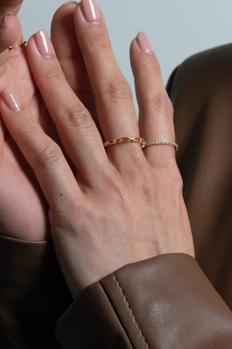 Do you know what you are missing from your everyday rotation? This dainty ring makes you look sassy yet subtle. The details of the chain link design create an edgy statement for your outfit. 