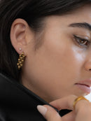 Our Manhattan Chain Earrings are your answer to timeless vintage style jewelry and a perfect accessory for any outfit or style. The elegant and sophisticated design of gold earrings brings out everyone’s true elegance, and the minimalist yet the detailed design of the luxury of New York fashion anywhere.   Details:  Made in 18k gold plated on stainless steel   Length 3 cm - Width 1cm  Weight 7g/pair