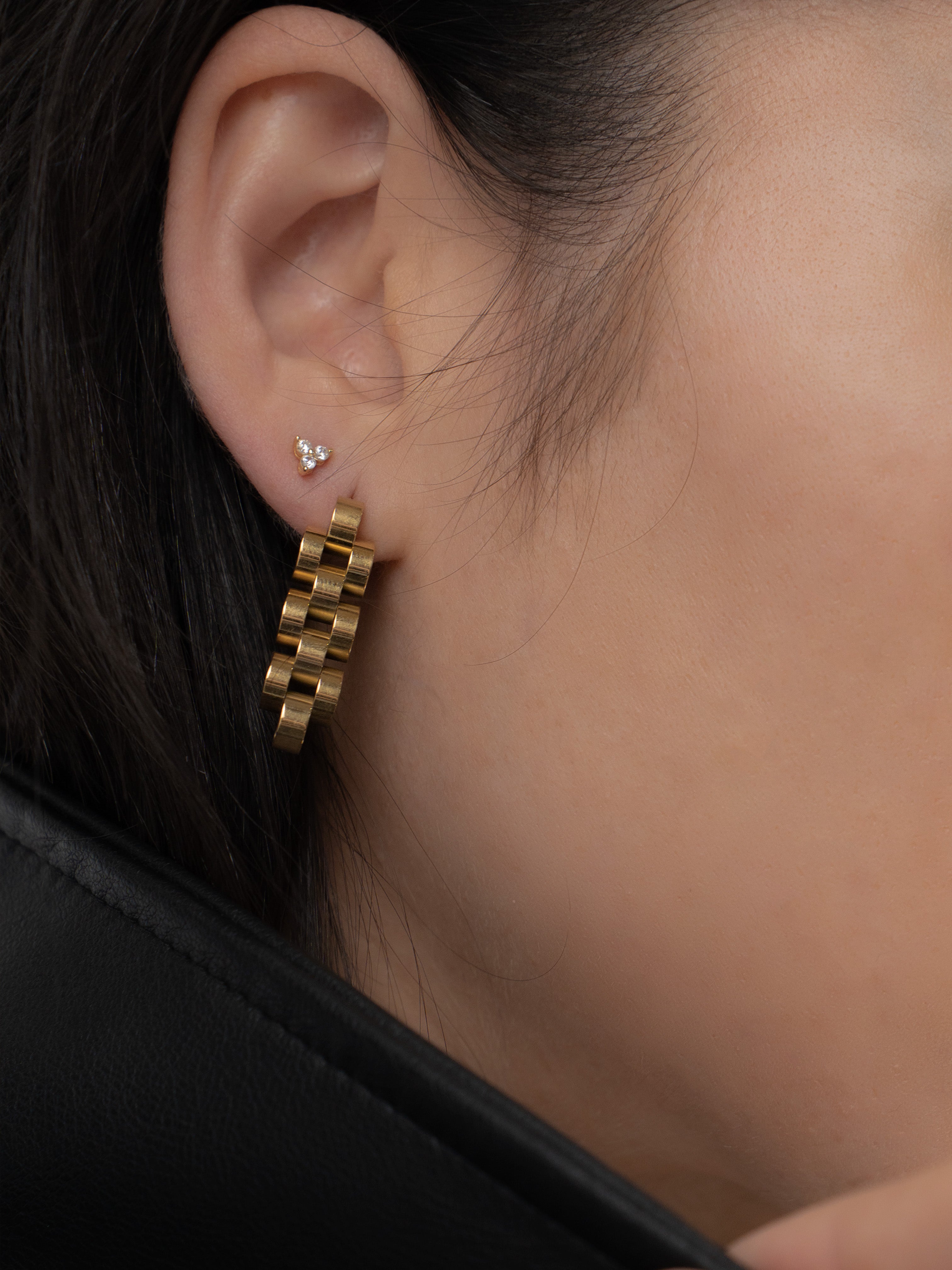 Our Manhattan Chain Earrings are your answer to timeless vintage style jewelry and a perfect accessory for any outfit or style. The elegant and sophisticated design of gold earrings brings out everyone’s true elegance, and the minimalist yet the detailed design of the luxury of New York fashion anywhere.   Details:  Made in 18k gold plated on stainless steel   Length 3 cm - Width 1cm  Weight 7g/pair